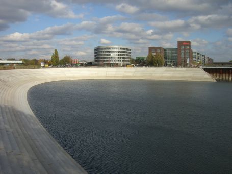 Duisburg : Innenhafen, Eurogate im Bau ( Stufenpromenade ), gesehen November 2009